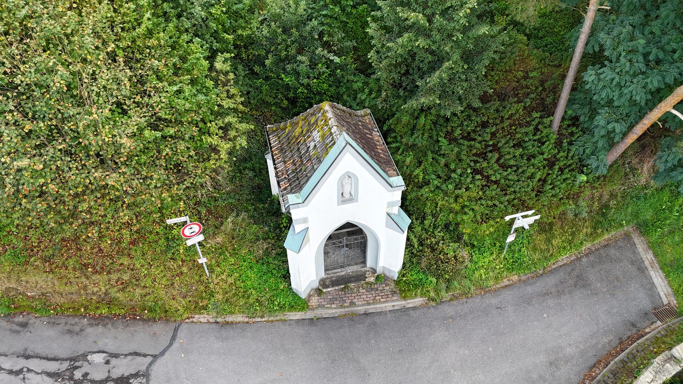 Luftaufnahme der Pestkapelle Schleiden am Ruppenberg, eingebettet in Sommer-Grün