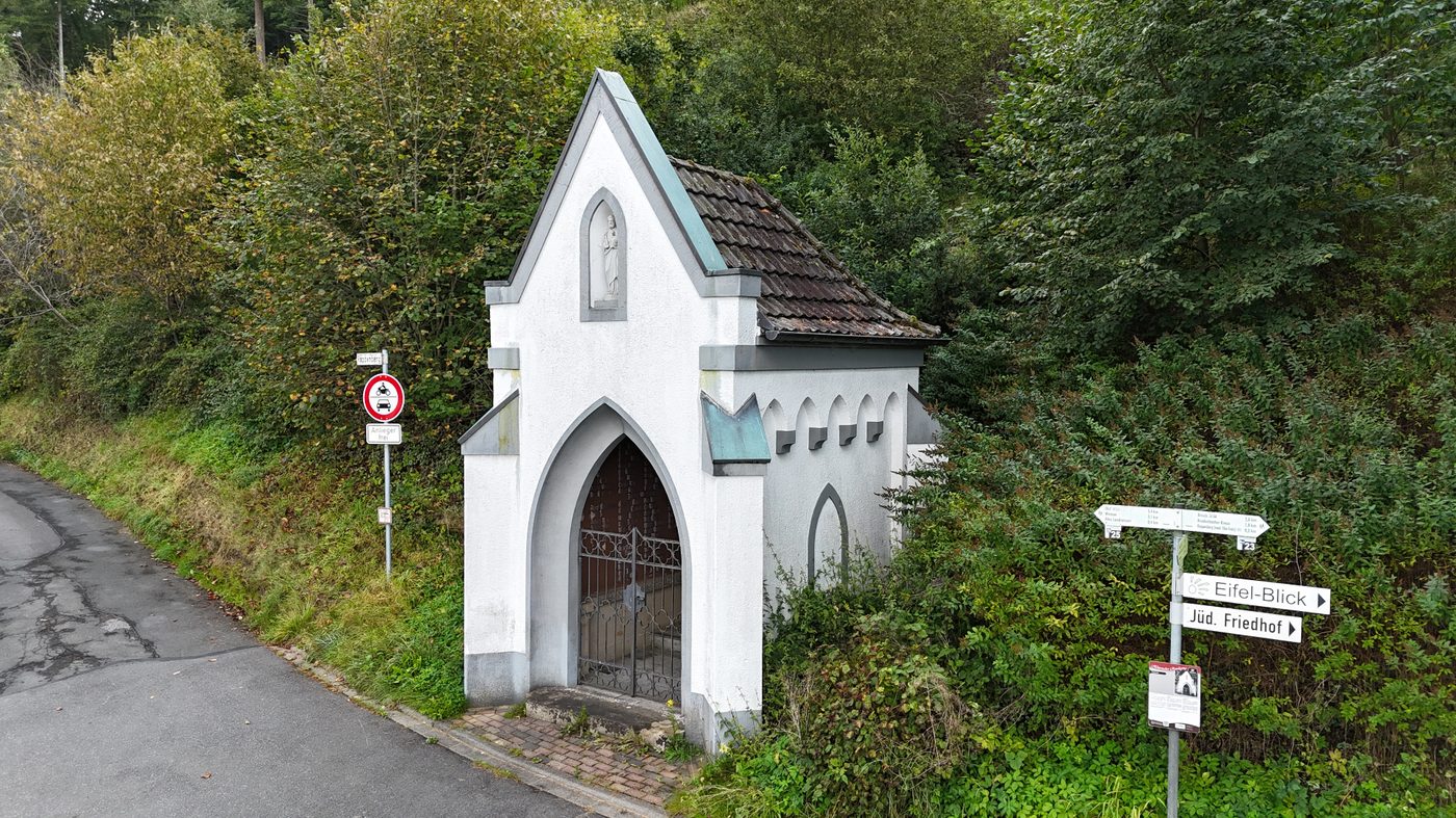 Pestkapelle am Ruppenberg mit Straßenschildern Eifel-Blick und jüdischer Friedhof, Herbst